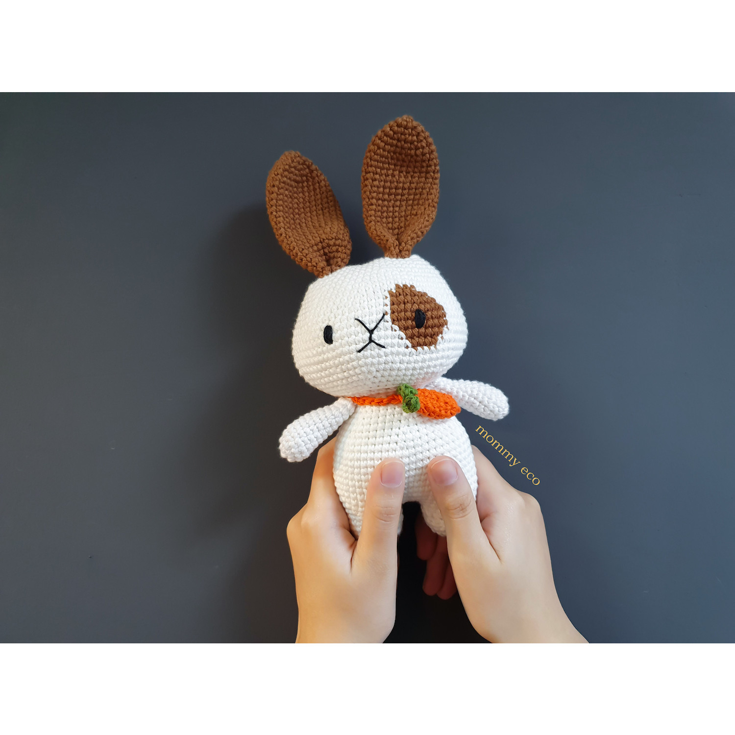 Thú len handmade amigurumi, đan móc thú len, đồ chơi len an toàn cho bé. Thỏ đi học đeo cà rốt