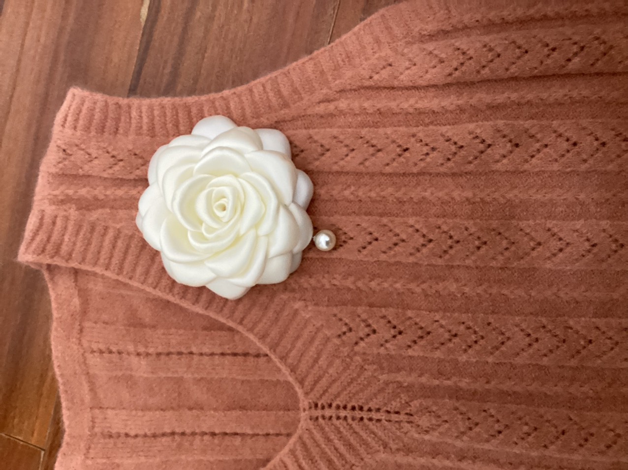 Hoa cài áo handmade bông hoa lụa màu trắng kem