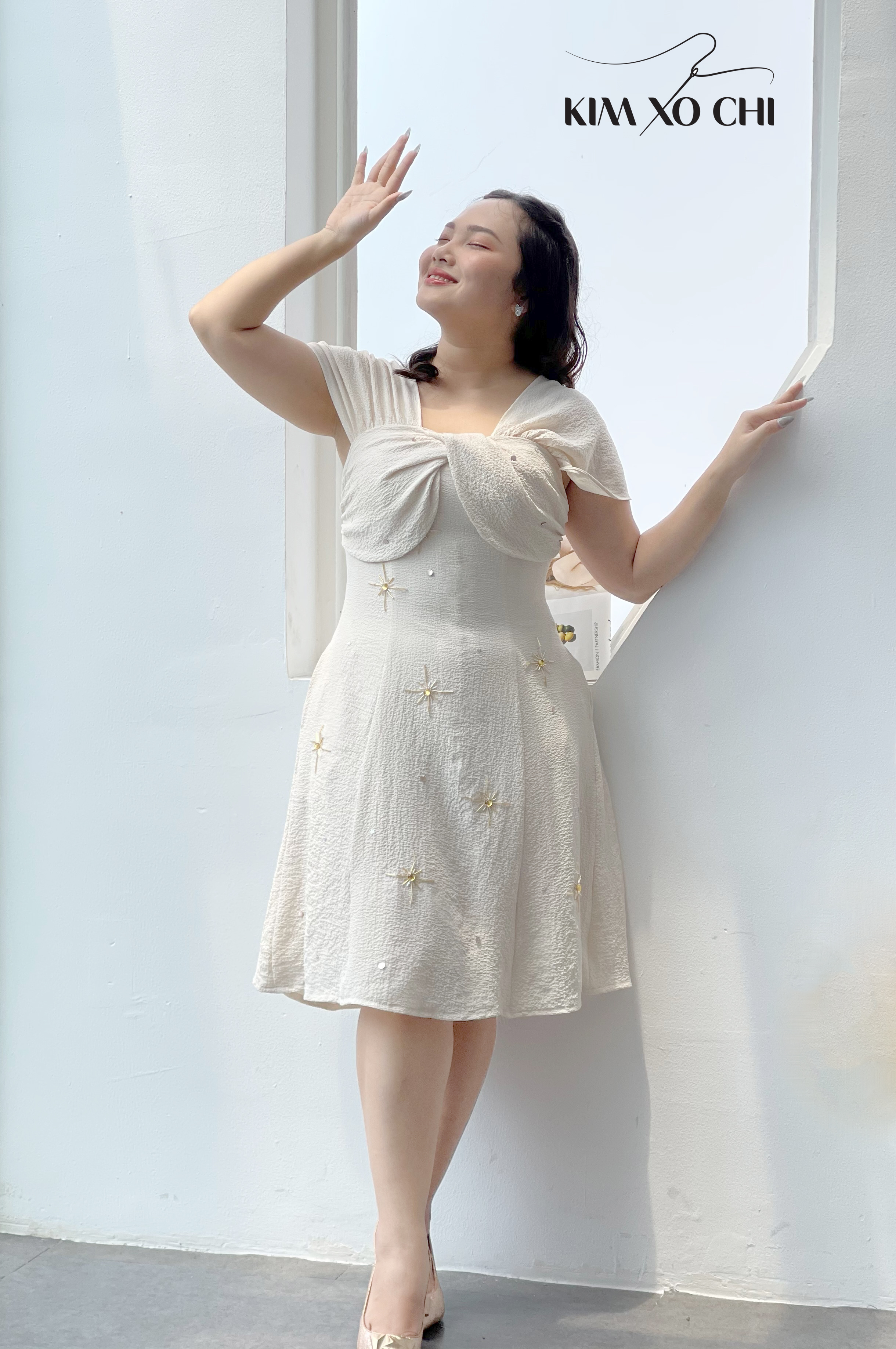 Đầm bigsize xoắn đính ngôi sao màu kem