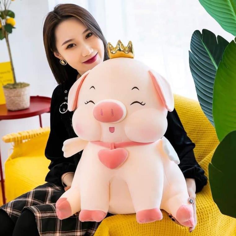 Gấu Bông Heo Vương Miện Đeo Chuông Tim Ngồi Lợn Bông Mềm Mịn 60cm