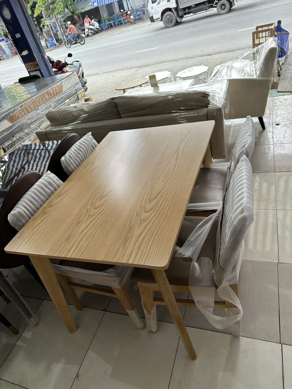 Bộ bàn ăn gỗ Juno Sofa 4 ghế chữ A kích thước 1m2 