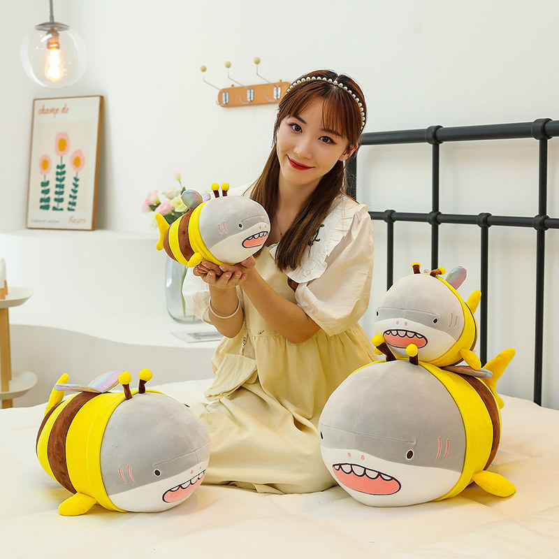 Gấu Bông Cá Mập Lai Ong Siêu Hot Siêu Dễ Thương Cho Bé (25cm---&gt;35cm) Vải Miniso 4 Chiều Co Giãn Êm Ái Mềm Mại, Hàng Xịn