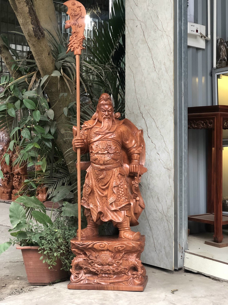 Tượng quan công cầm đao đứng trên đầu hổ phù kt cao 80×30×20cm