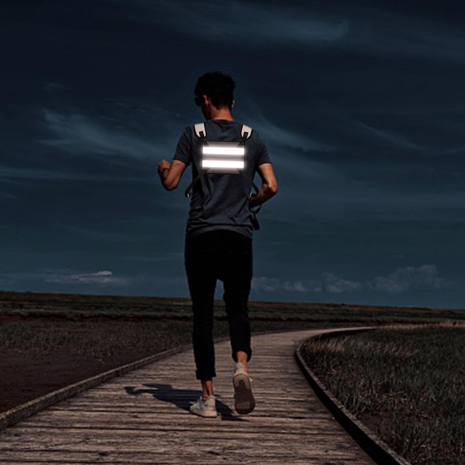 Áo khoác chạy bộ với dãy phản quang rộng, bằng vải oxford cao cấp chống mài mòn,Lớp lót lưới thoáng khí mang lại cảm giác thoải mái tối đa.