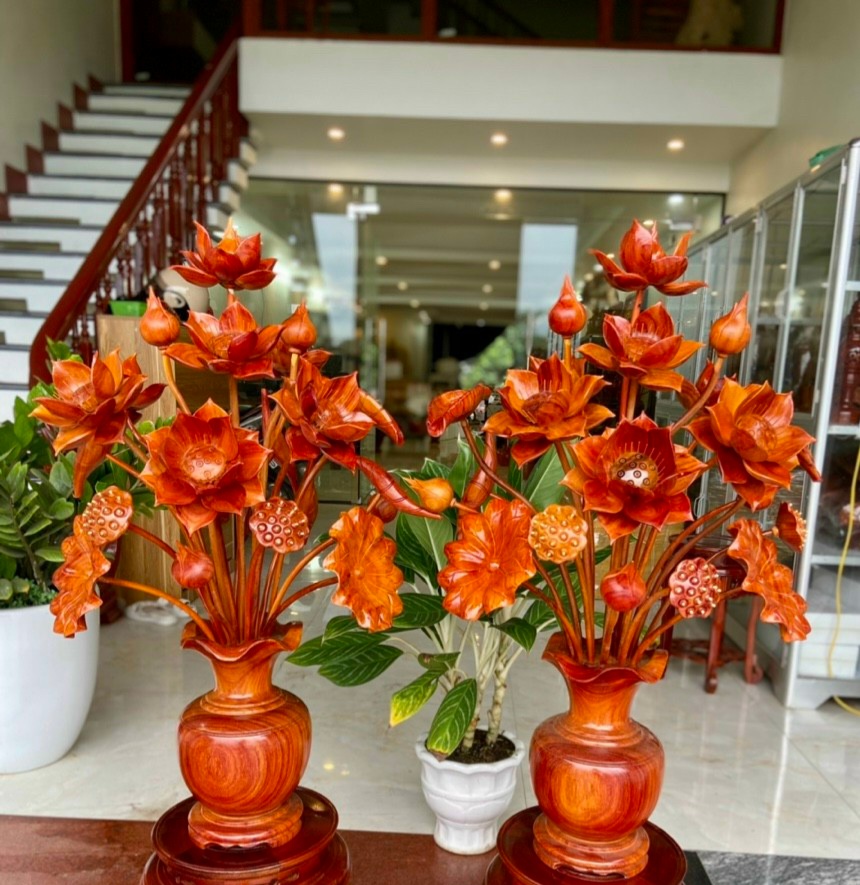 2 bình hoa sen 21 hoa lá cành , trang trí phòng khách ,phòng thờ bằng gỗ hương đỏ đẹp long lanh ,