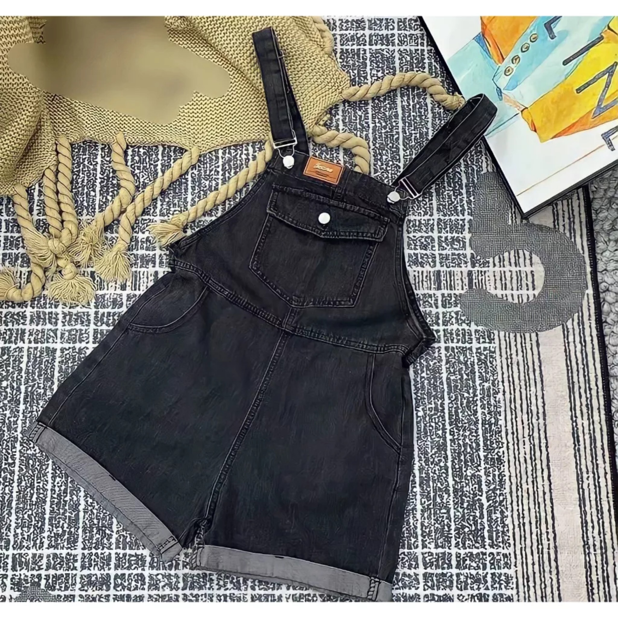 Quần Short Yếm Nữ Vải Jeans Xắn Gấu Túi Nắp Dáng Ngắn Logo Ngực 2 Màu Full Size Basic