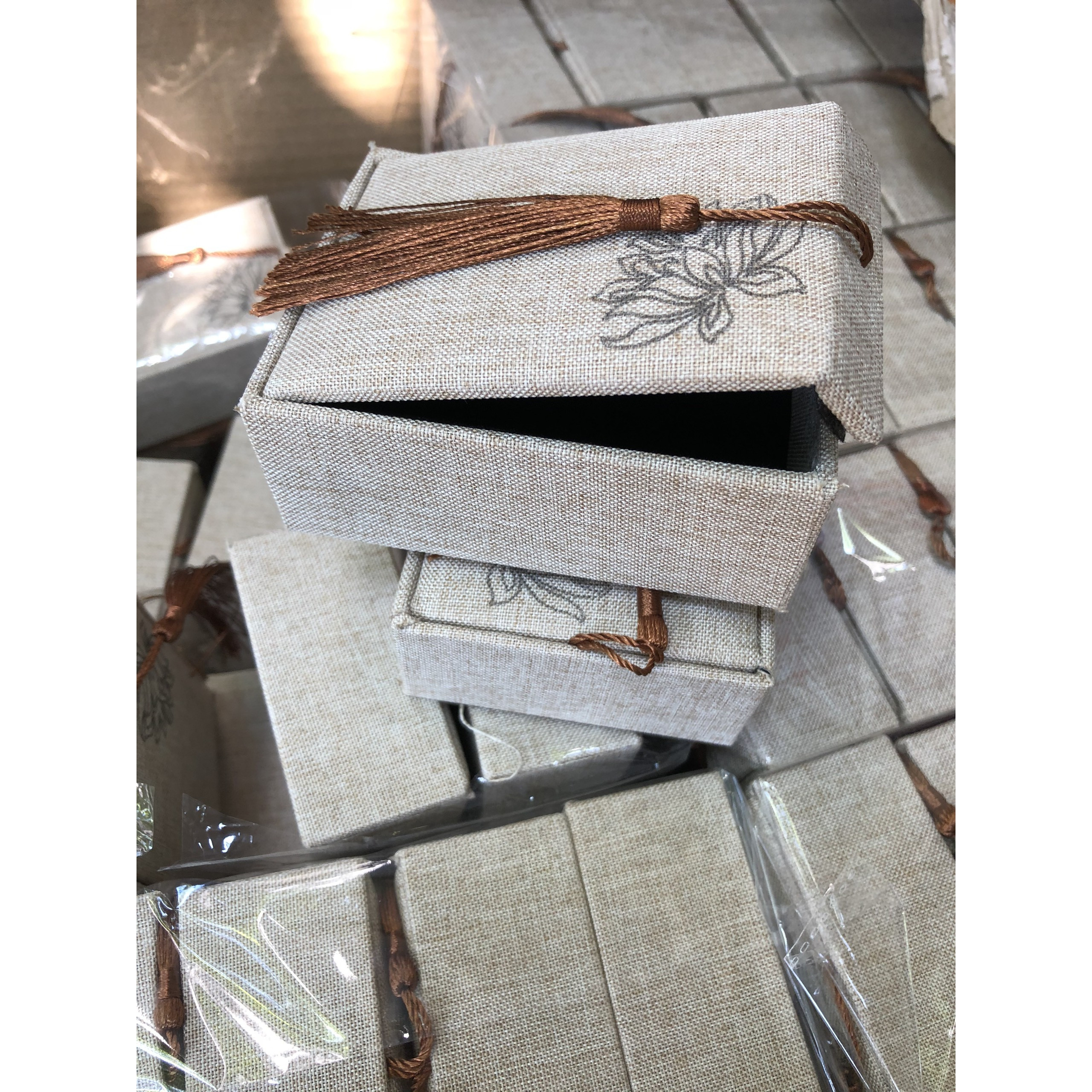 Hộp gấm hoa sen cao cấp 10x7x4 cm HANMYNGHE