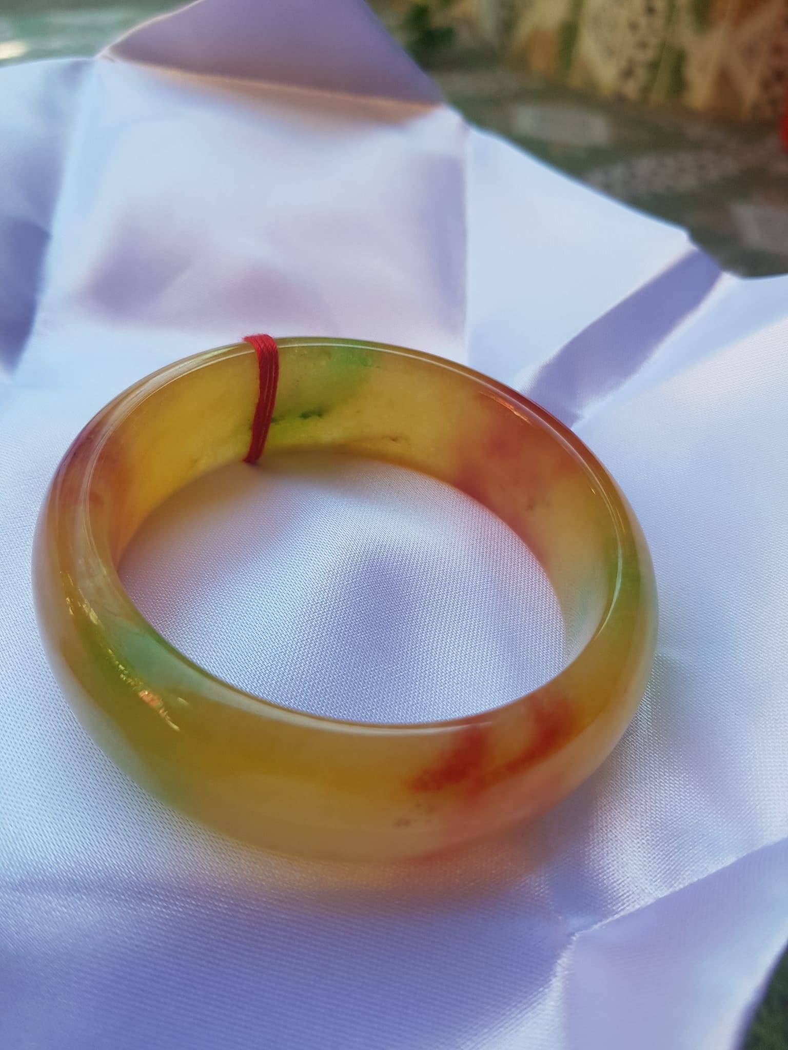 Vòng Tay Bản Hẹ Vàng Đỏ tươi bóng đẹp Size 59mm x cao 19mm x dầy 9mm Chất liệu đá cẩm thạch Hợp Nam Nữ mệnh Thổ mệnh Kim 60kg - 68kg đeo đẹp ạ