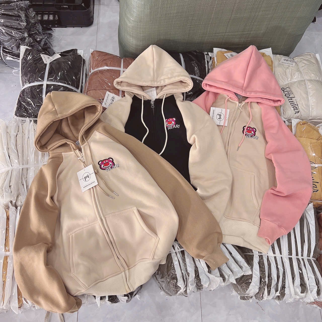 áo khoác nỉ hoodie zip nỉ ngoai thêu gấu BEER siêu dày mịn tay phối màu nam nữ mặc đều đẹp Khóa kéo Trẻ Trung From Rộng Chất Nỉ Dày Đẹp mềm mịn Có Nón, Áo Khoác Hoodie Cao cấp Phối Màu Nón rộng 2 lớp thời trang Form áo to bự phối tay raplang Y Hình