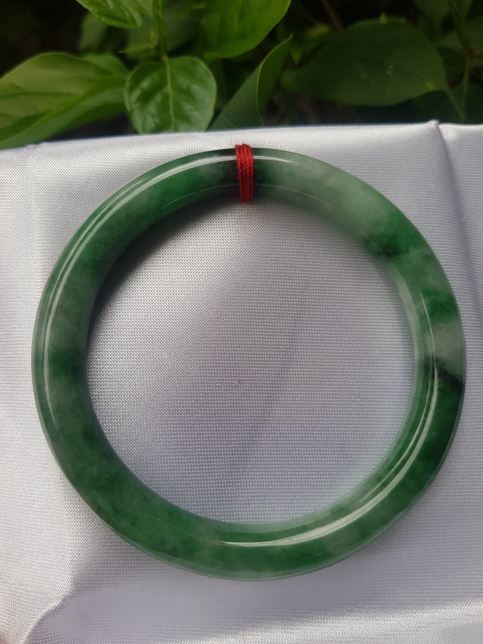 Vòng Cẩm Thạch tự nhiên mới cao cấp đẹp Đậu Lý Sịn Sao 54mm x cọng 8mm màu xanh đậu lý đậm nhạt điểm trắng nhẹ đẹp bóng nữ 53kg - 60kg đeo rất đẹp sang tay món quà tặng Mẹ , Vợ người thân ý nghĩa ạ
