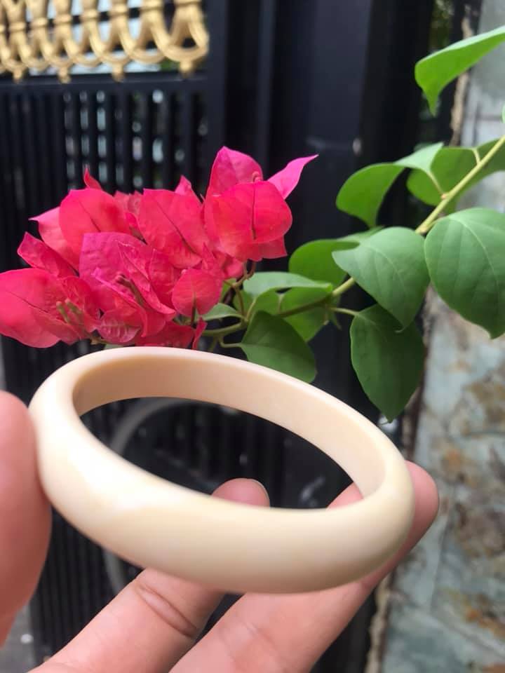 VÒNG TAY NỮ ĐEO MÀU TRẮNG GIẢ NGÀ HAY GỌI LÀ XƯƠNG MỸ NGHỆ  SIZE 52MM x Bản Cao 12mm x Dầy 6,5mm  NỮ NẶNG 50KG TRỞ XUỐNG ĐEO Ạ 
