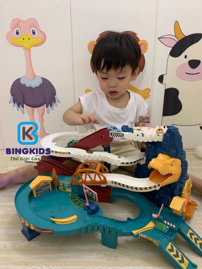 Đồ chơi đường đua xe hầm khủng long chạy pin có nhạc và kèm 4 ô tô.