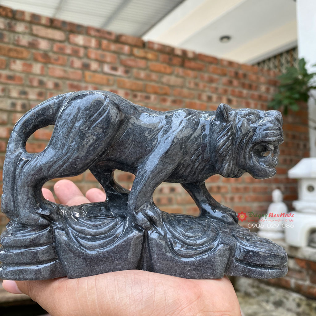 Tượng đá cọp 12 con giáp phong thủy đá đen 15cm đá Non Nước