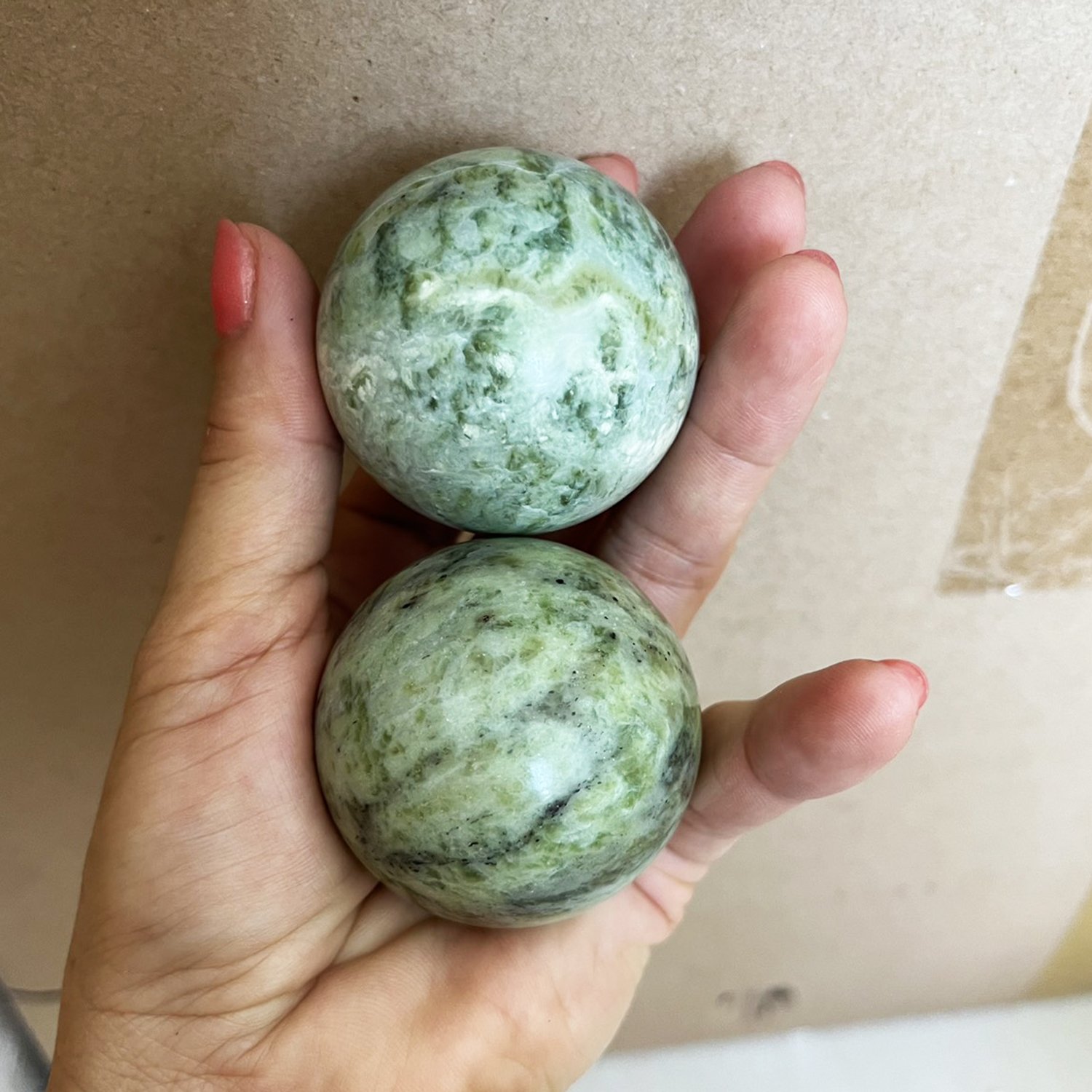 Bi lăn tay đá tự nhiên ngọc màu xanh đường kính từ 3.8 cm đến 5cm ( có hộp đựng)