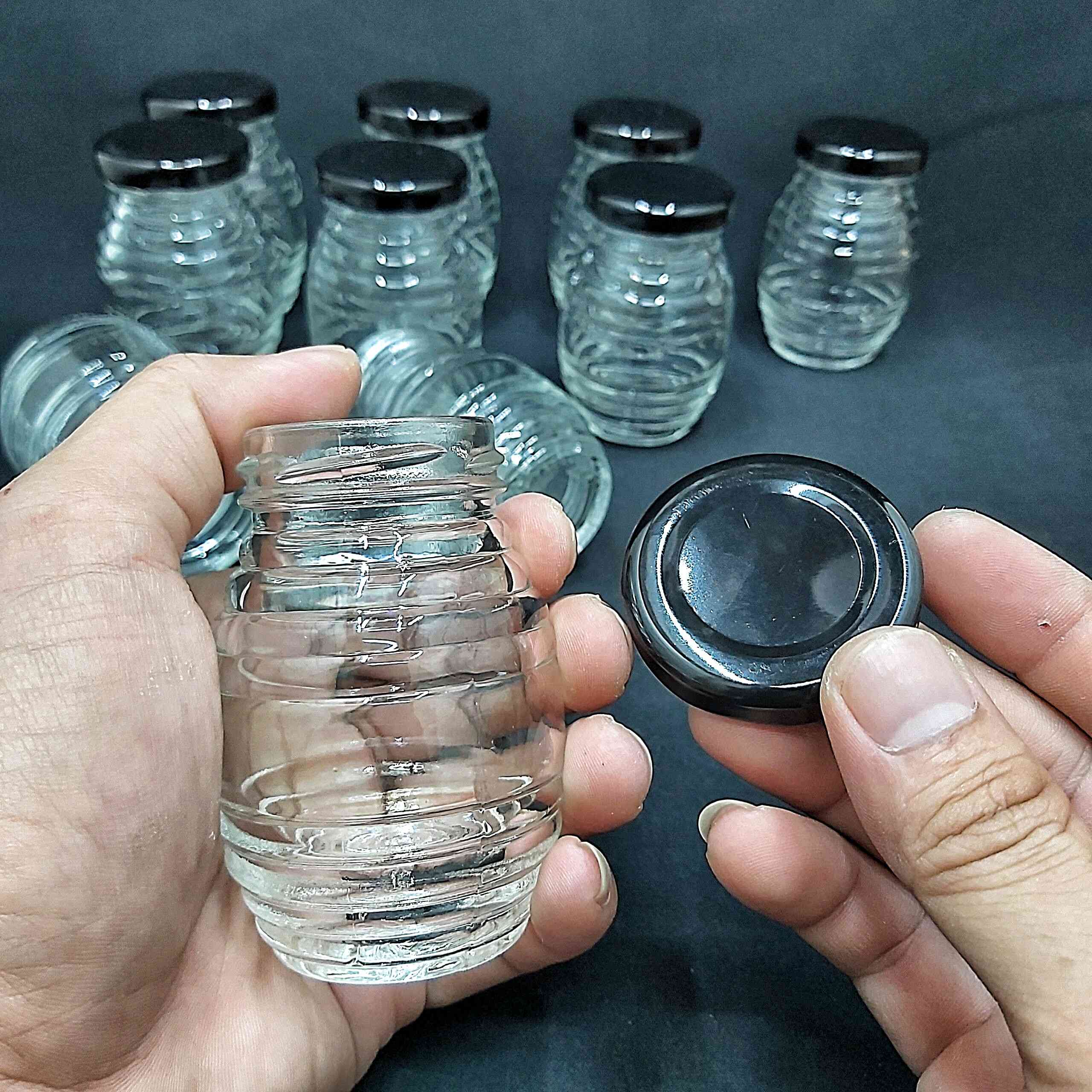 Combo 10 hũ thủy tinh 100ml mẫu con ong nắp thiếc đen vặn – hủ đựng mật ong, yến chưng, gia vị, sữa chua