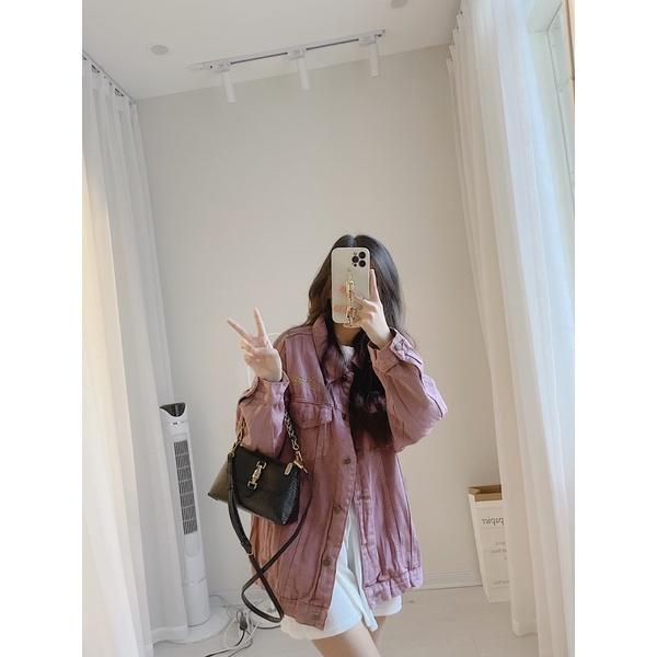 Áo denim hồng lạ