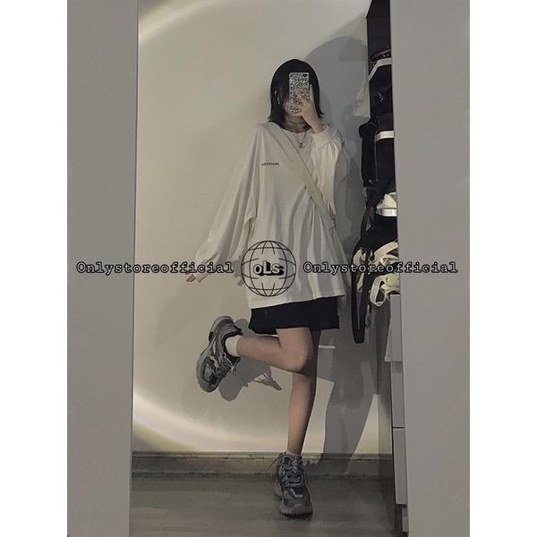 Áo sweater cotton trắng và quần đùi kaki đen