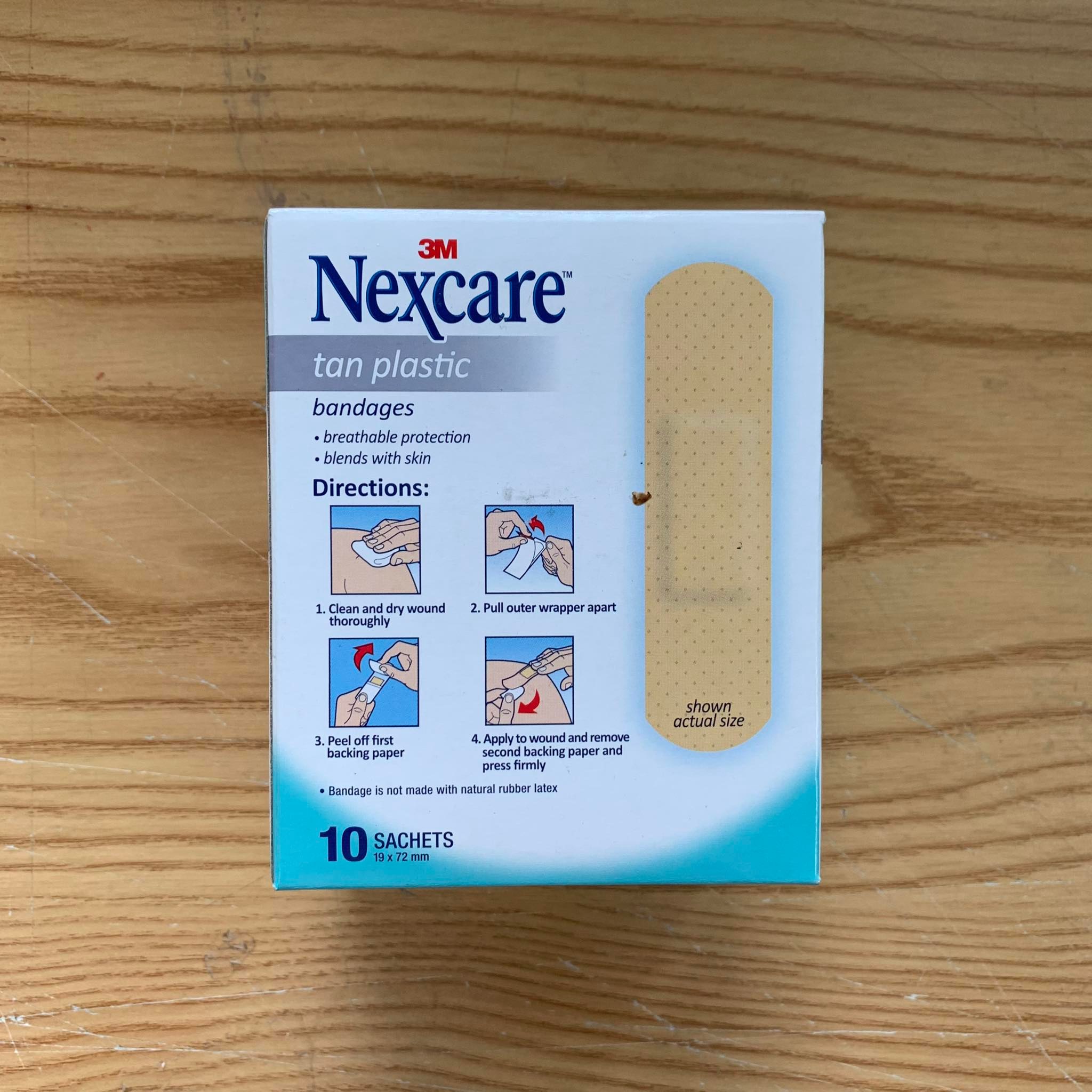 Hộp băng Keo Cá Nhân 3M Nexcare Tan, 10 Miếng/Gói, 10 Gói/Hộp, sản xuất tại Thái Lan