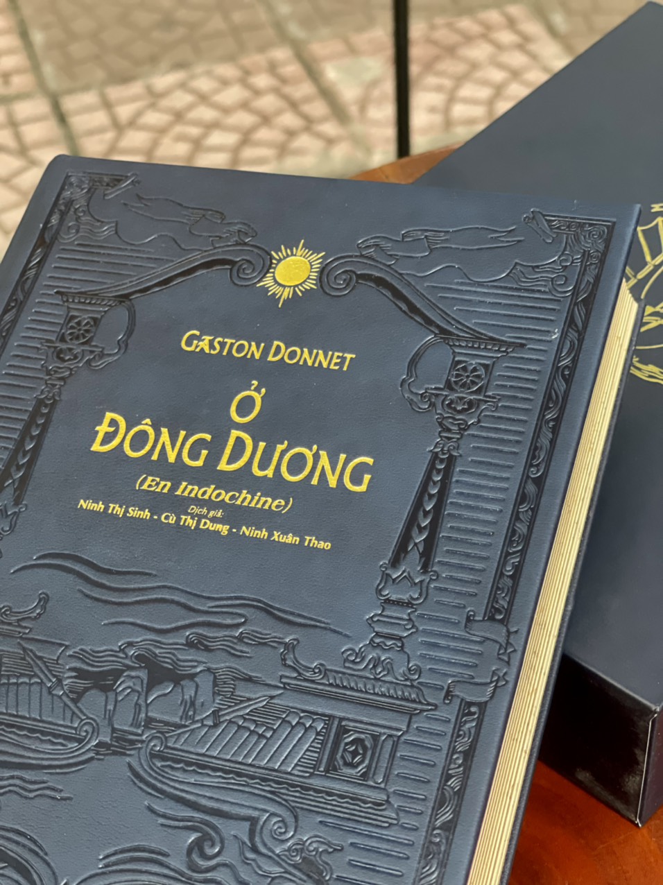 Ở ĐÔNG DƯƠNG (EN INDOCHINE) – Ấn bản bìa da PU, giấy mỹ thuật, bụng mạ vàng – Maihabooks – NXB Thế Giới