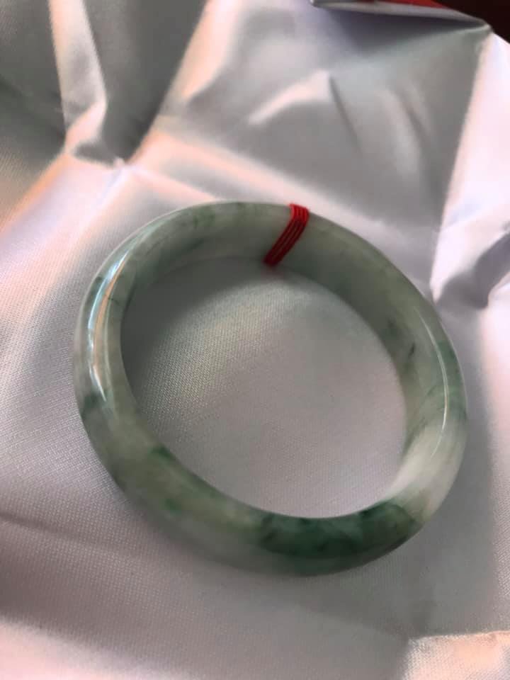 VÒNG CẨM THẠCH HẸ ĐẸP SAO 55MM ĐÁ TỰ NHIÊN MÀU TRẮNG NGÀ XANH LÁ NHẸ VÂN ĐỀU VÒNG ĐẸP LẮM NỮ 53kg Đến 65kg Đeo