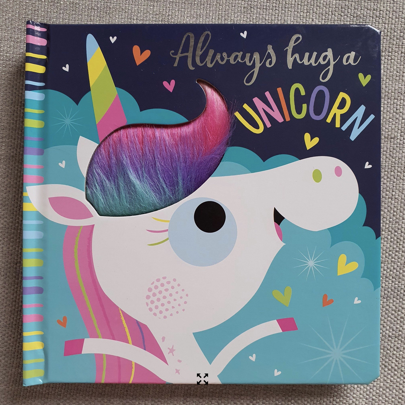 Always Hug a Unicorn - Luôn ôm một con kỳ lân