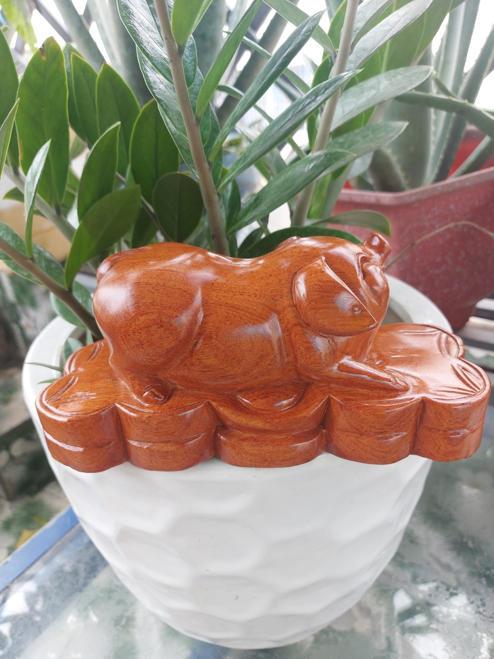 Tượng heo bằng gỗ hương