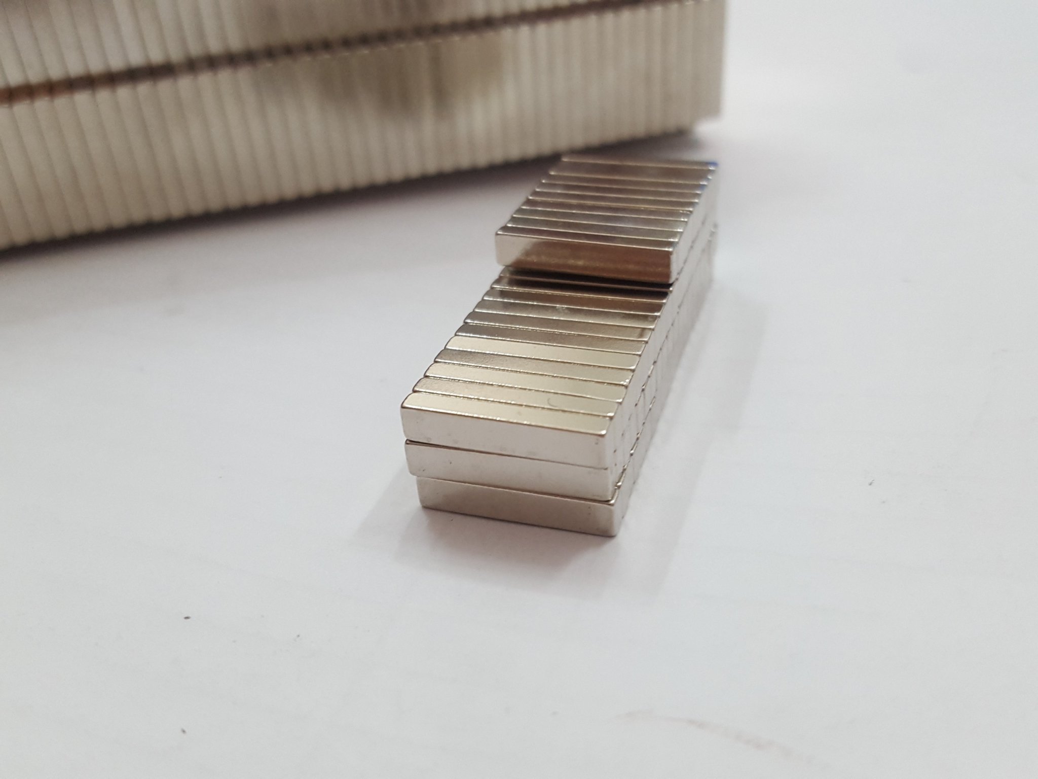 Nam châm viên trắng đất hiếm 15x3x2mm