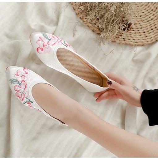 Giày đế thấp họa tiết thêu