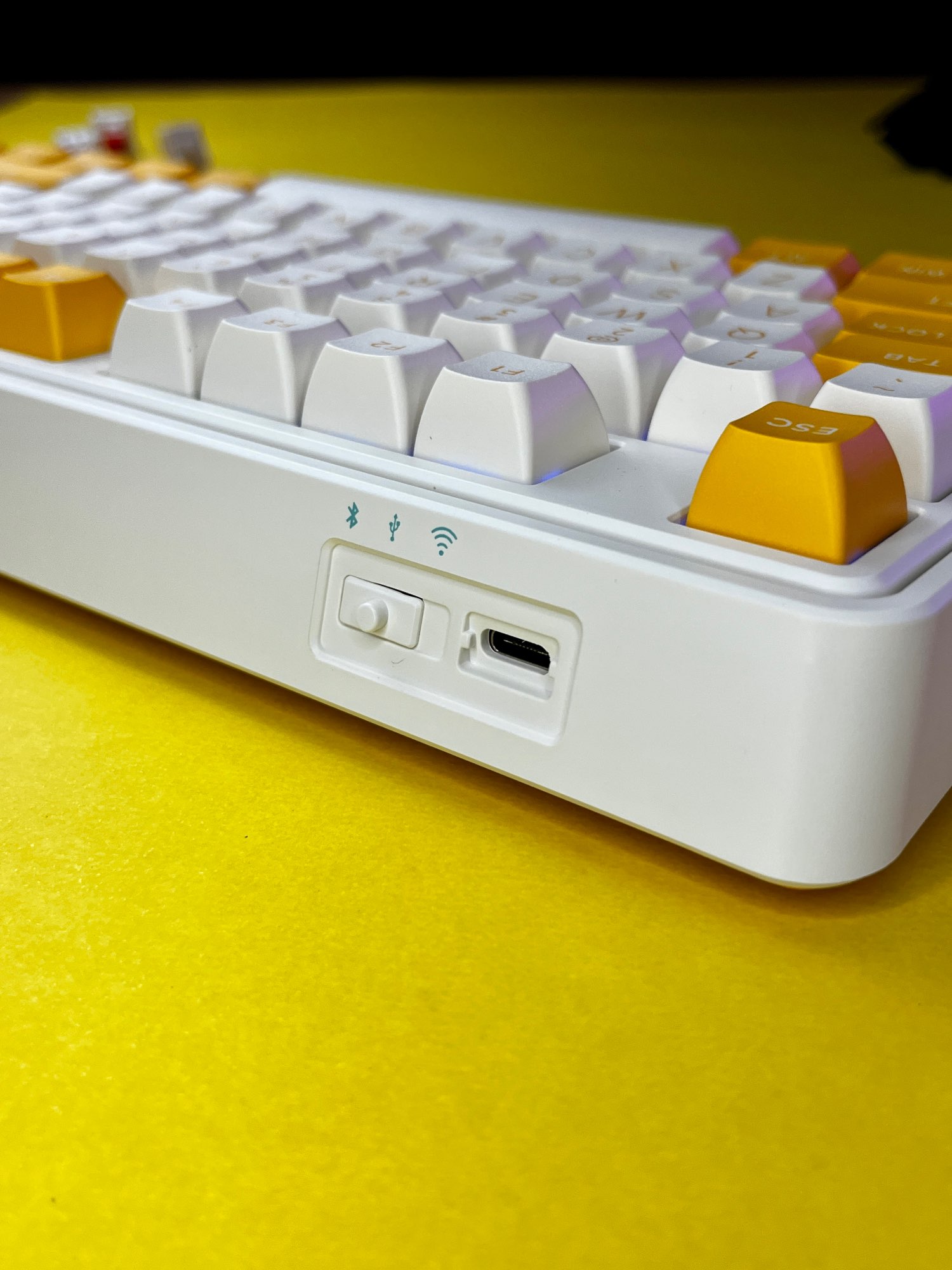 Bàn phím máy tính FL-Esports CMK87SAM Yellow & White 3 Mode (USB Type-C, Bluetooth, 2.4Ghz)_Mới, hàng chính hãng