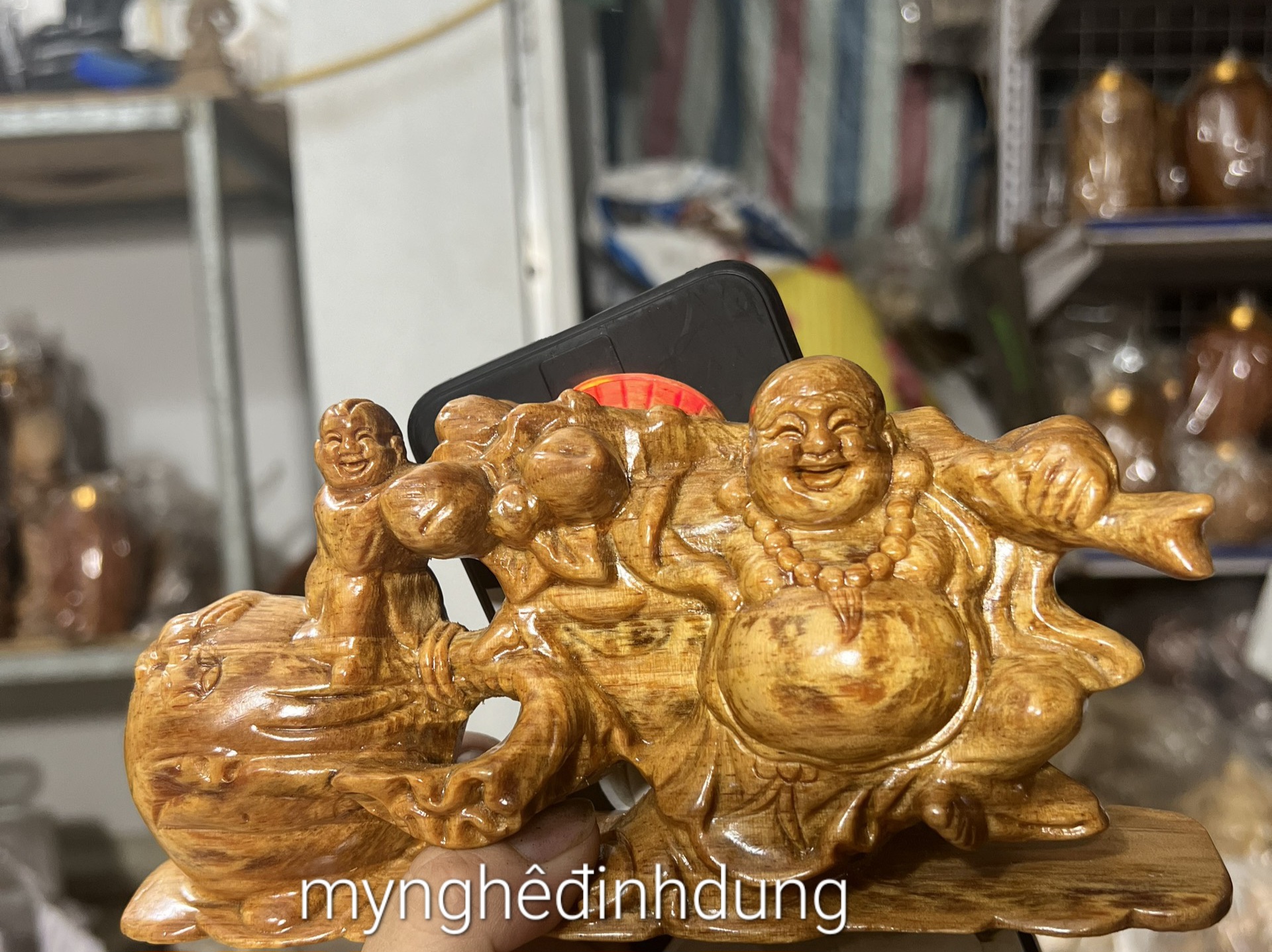 Tượng phật di lặc kéo bao vàng để ôtô bàn học bàn làm việc...bằng gỗ huyết long kt 20×10×7cm