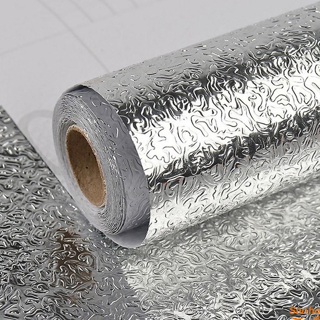 Cuộn giấy bạc dán bếp cách nhiệt, miếng decal dán tường nhà bếp chống thấm bền đẹp.