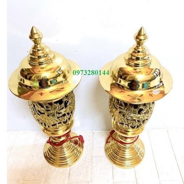Đôi đèn thờ họa tiết hoa sen màu vàng bóng bằng đồng cao 50cm