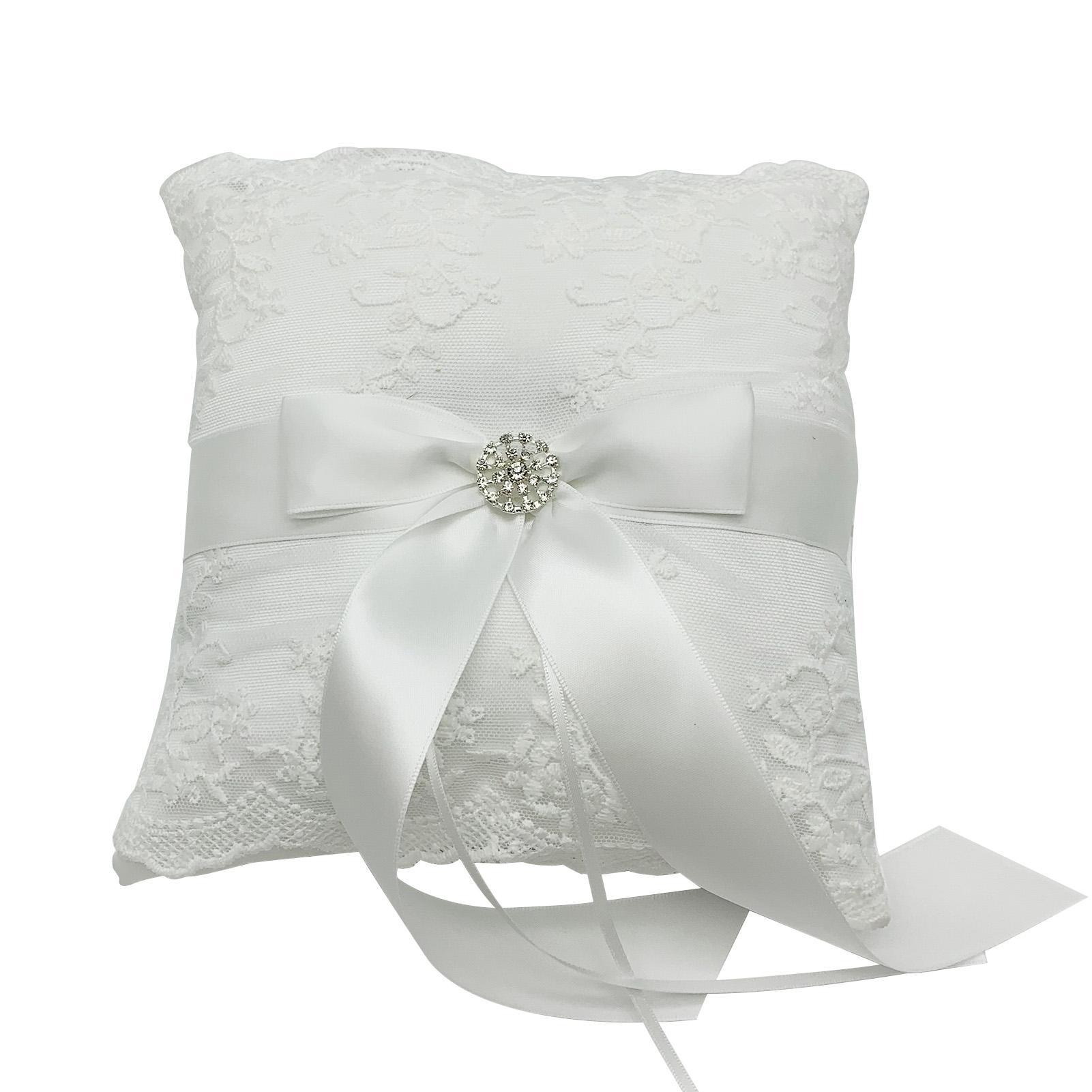 Gối nhẫn cưới mang vòng sa tanh trắng với nơ ruy băng, trang trí pha lê và ren