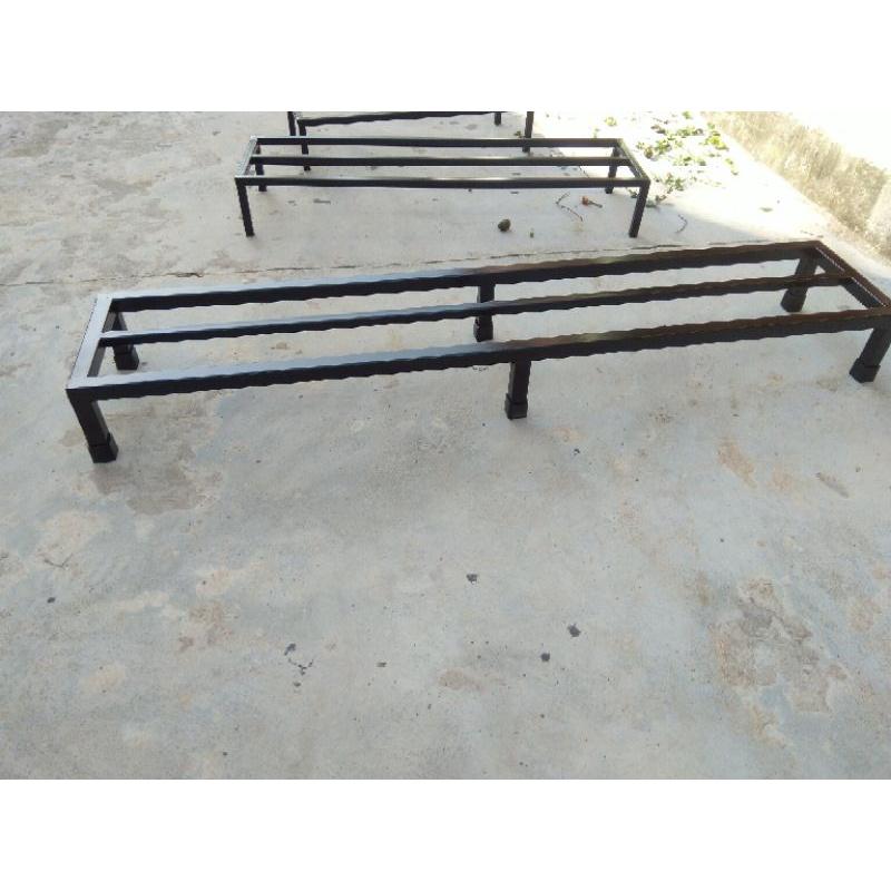 Kệ thép kê chậu cây, Dài 100cm. Rộng 20cm. Cao 10cm. 6 chân. 1 nan phụ. Hộp thép 2x2cm