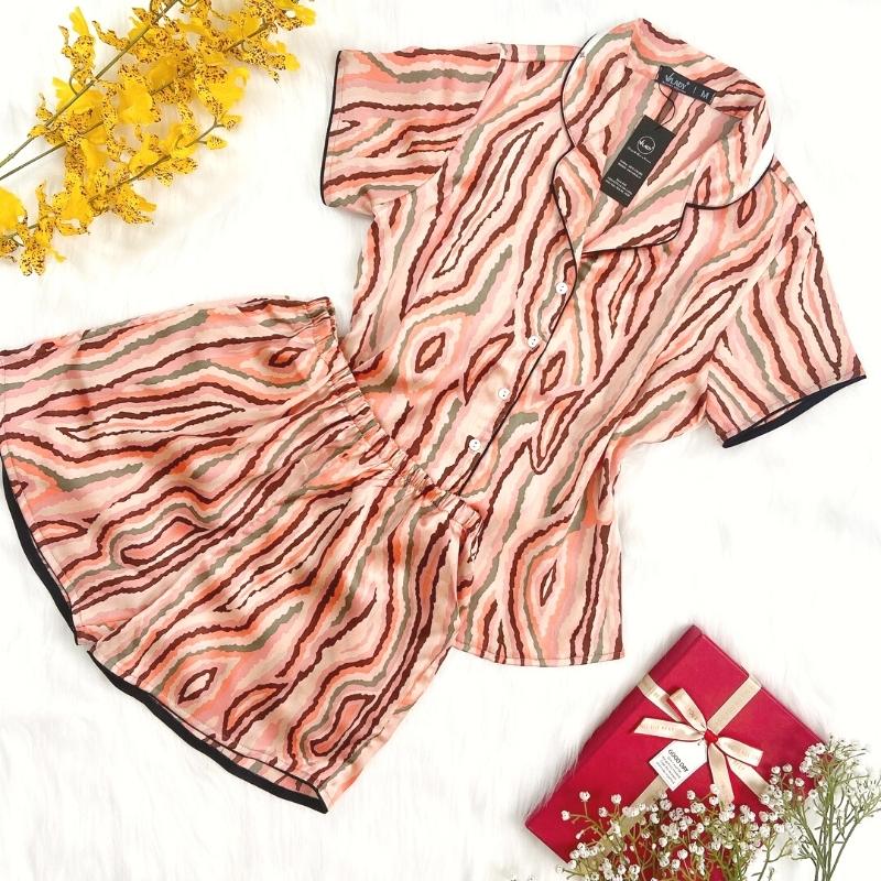 Đồ bộ Pyjama lụa, đồ mặc nhà nữ VILADY - B135 kiểu quần đùi tay cộc họa tiết vằn nâu siêu dễ thương, chất liệu lụa Pháp