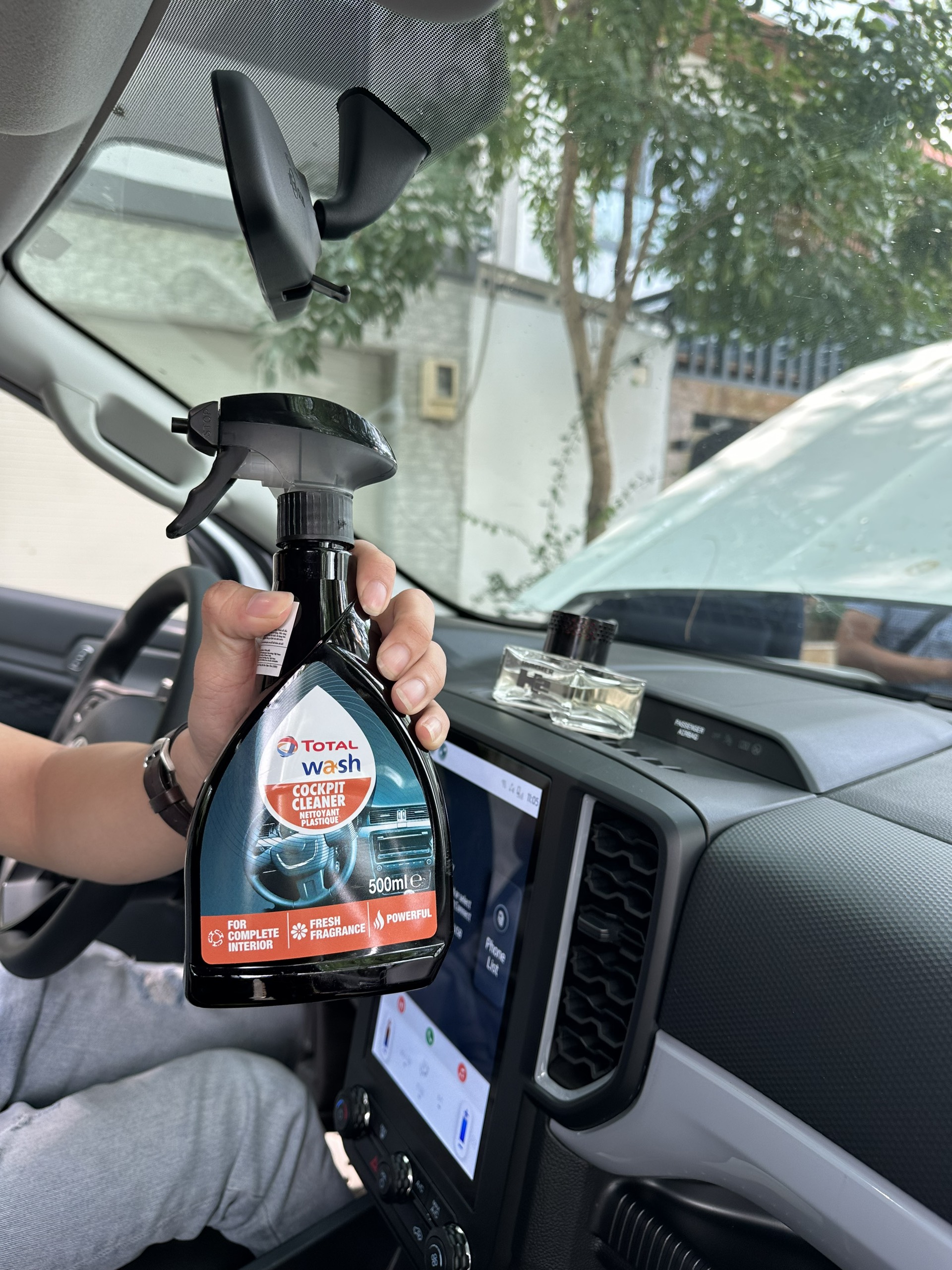 Chai xịt vệ sinh buồng lái nhựa, Vinyl nội thất ô tô Total - Cockpit cleaner  500ml