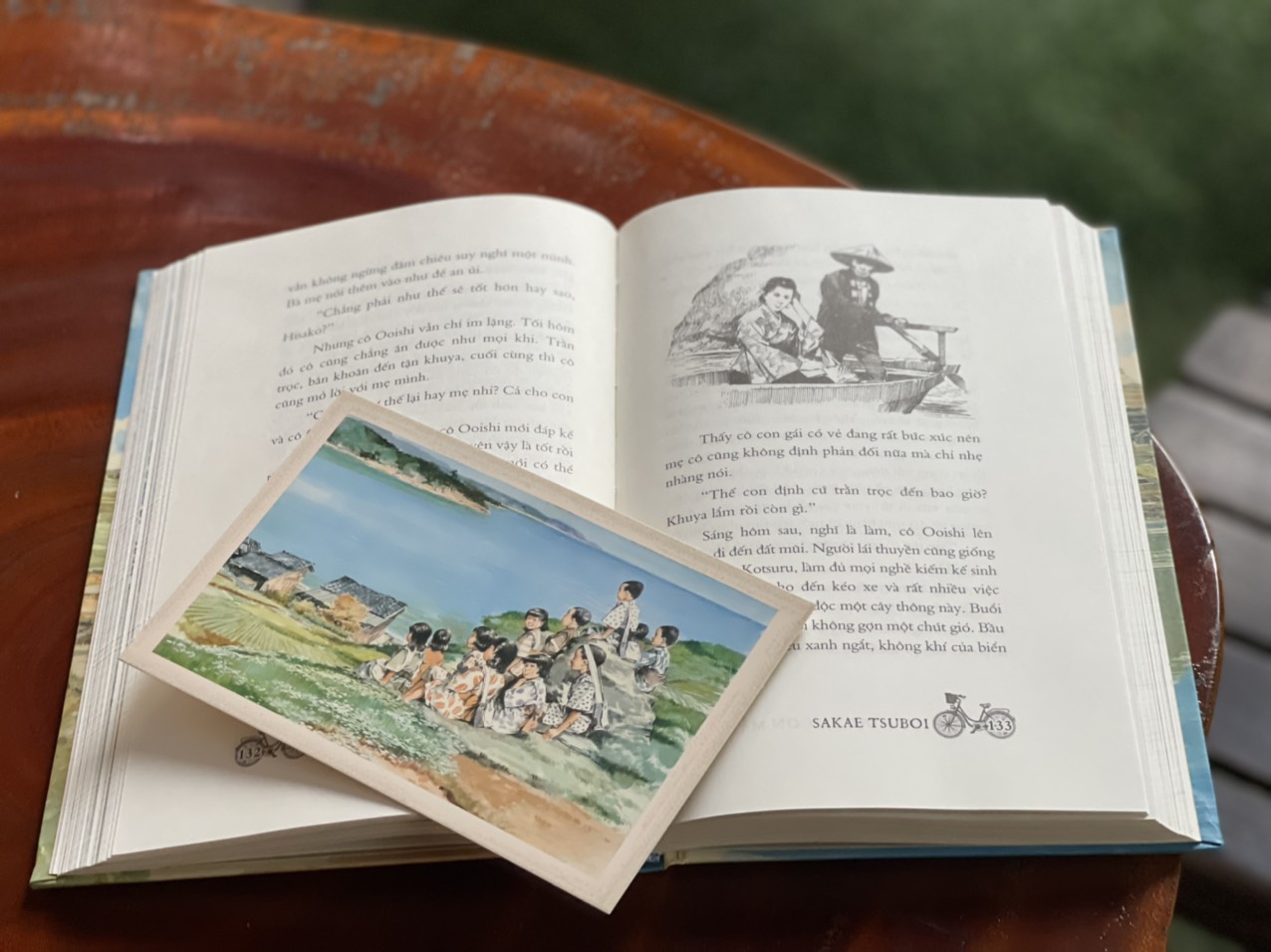 (Bìa cứng tặng kèm 1 bookmark và 1 postcard) HAI MƯƠI TƯ CON MẮT- Sakae Tsuboi – Nguyễn Hải Hà dịch – Phuc Minh Books – NXB Văn Học