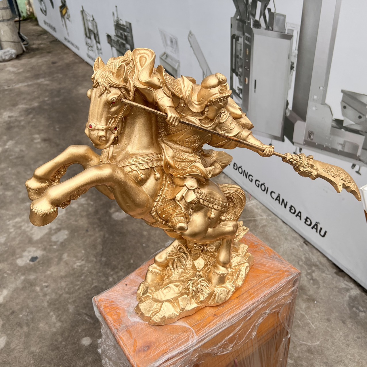Tượng Quan Công cầm đ.ao cưỡi ngựa bằng bột đá mang lại tài lộc bảo vệ gia chủ cao 48cm