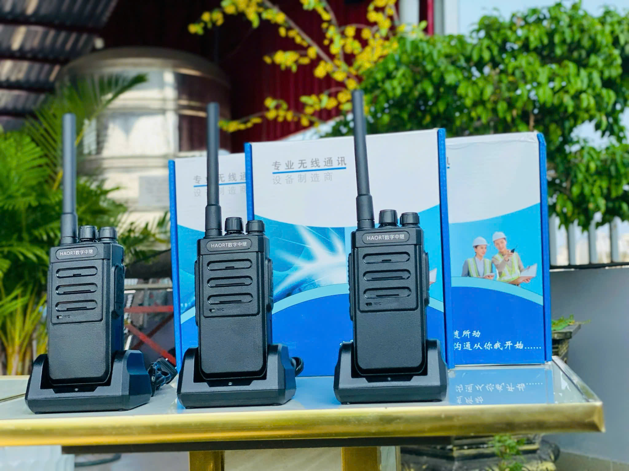 Bộ Đàm 16 Kênh HR505 Sóng UHF Công Suất 5W Pin Sạc Dung lượng 4800mAh Sử dụng 5-20 Tiếng Dùng Cho Nhà Xưởng, Trường Học, Bệnh Viện hàng nhập khẩu