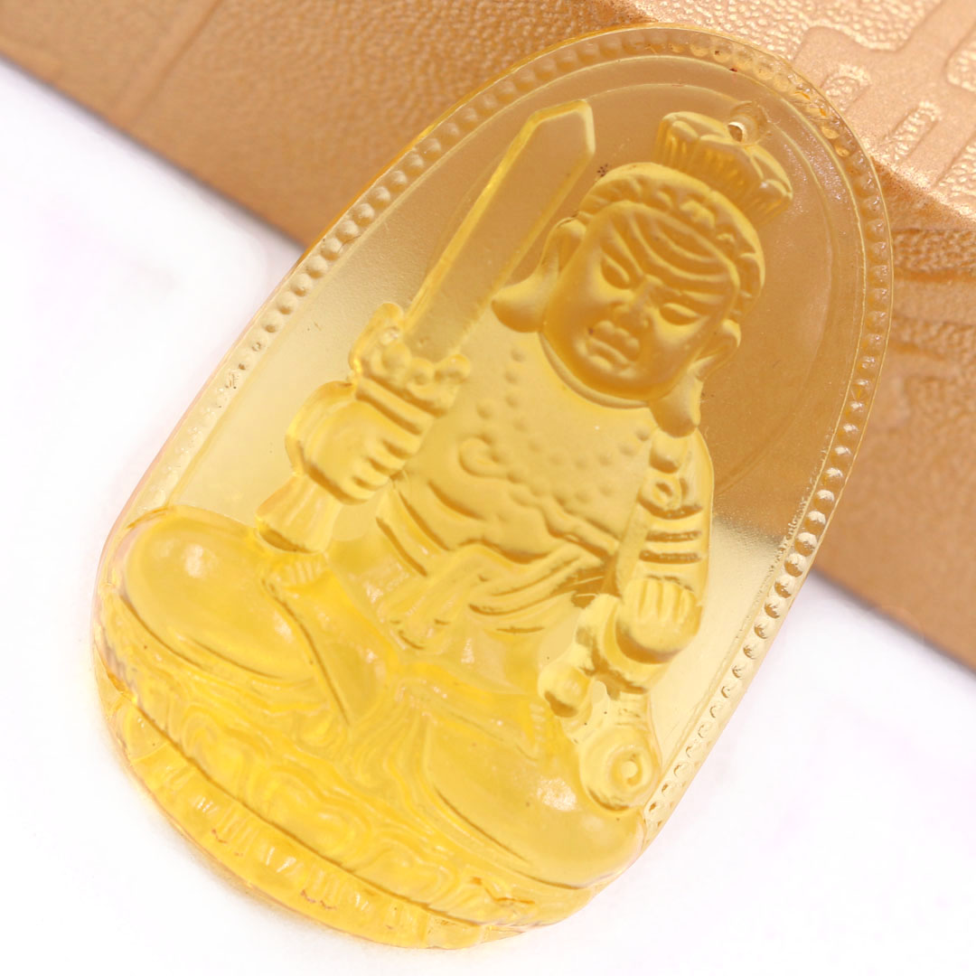 Mặt Phật Bất động minh vương thuỷ tinh vàng 3.6 cm kèm móc và vòng cổ dây cao su đen, Mặt Phật bản mệnh