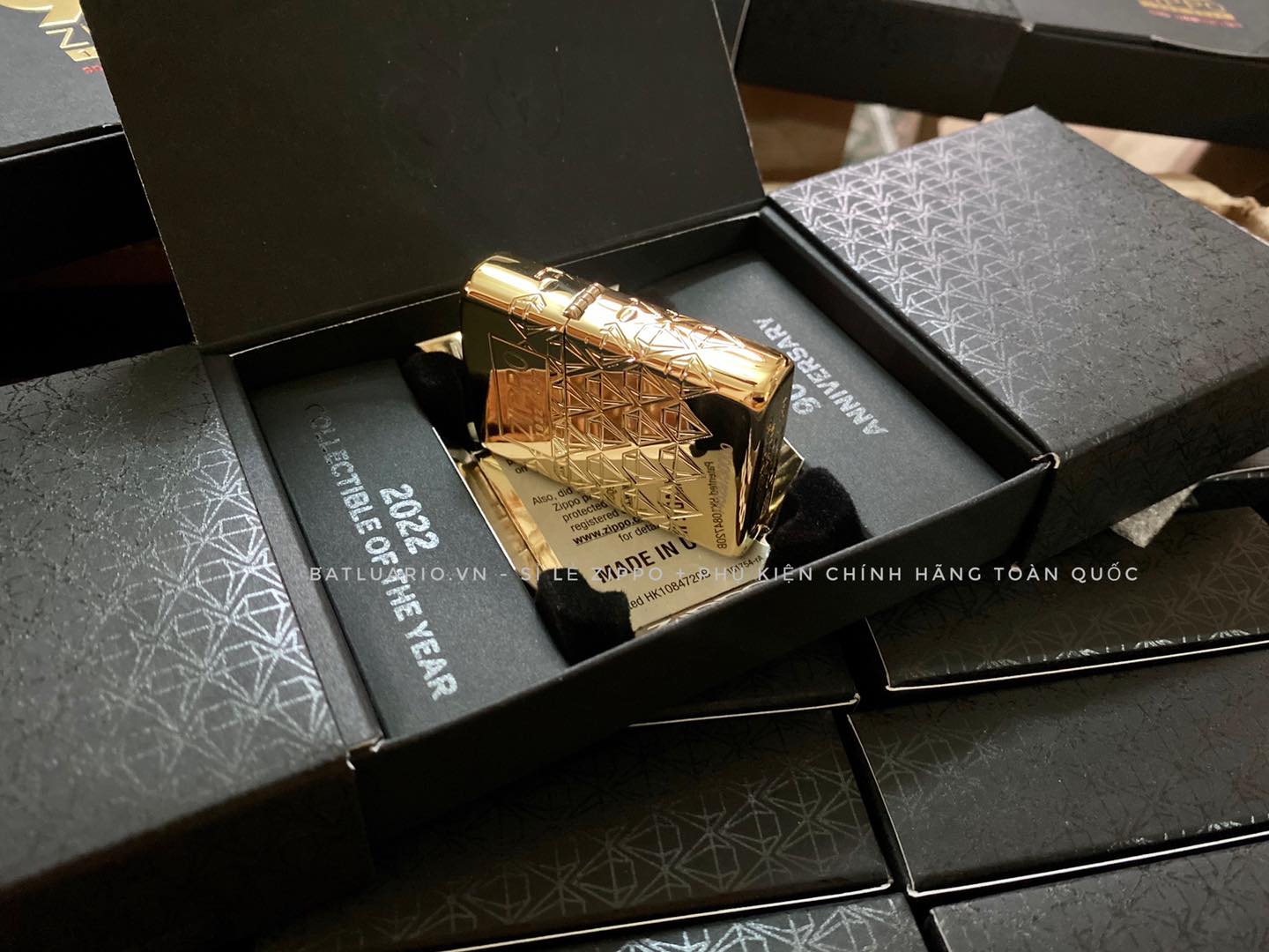 Bật Lửa Zippo 49866 – Zippo 90th Anniversary Limited Edition – Zippo 2022 Collectible Of The Year Asia – Gold Plated – Zippo Coty 2022 Asia