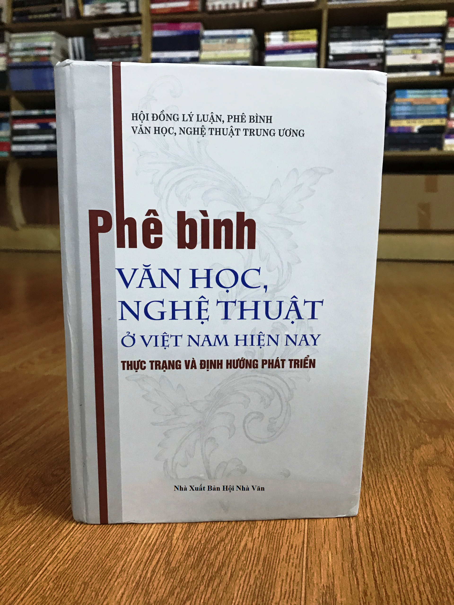 Phê bình Văn Học Nghệ Thuật ở Việt Nam hiện nay - Thực trạng và định hướng phát triển (hợp tuyển các bài lý luận phê bình nhiều tác giả) (tái bản)