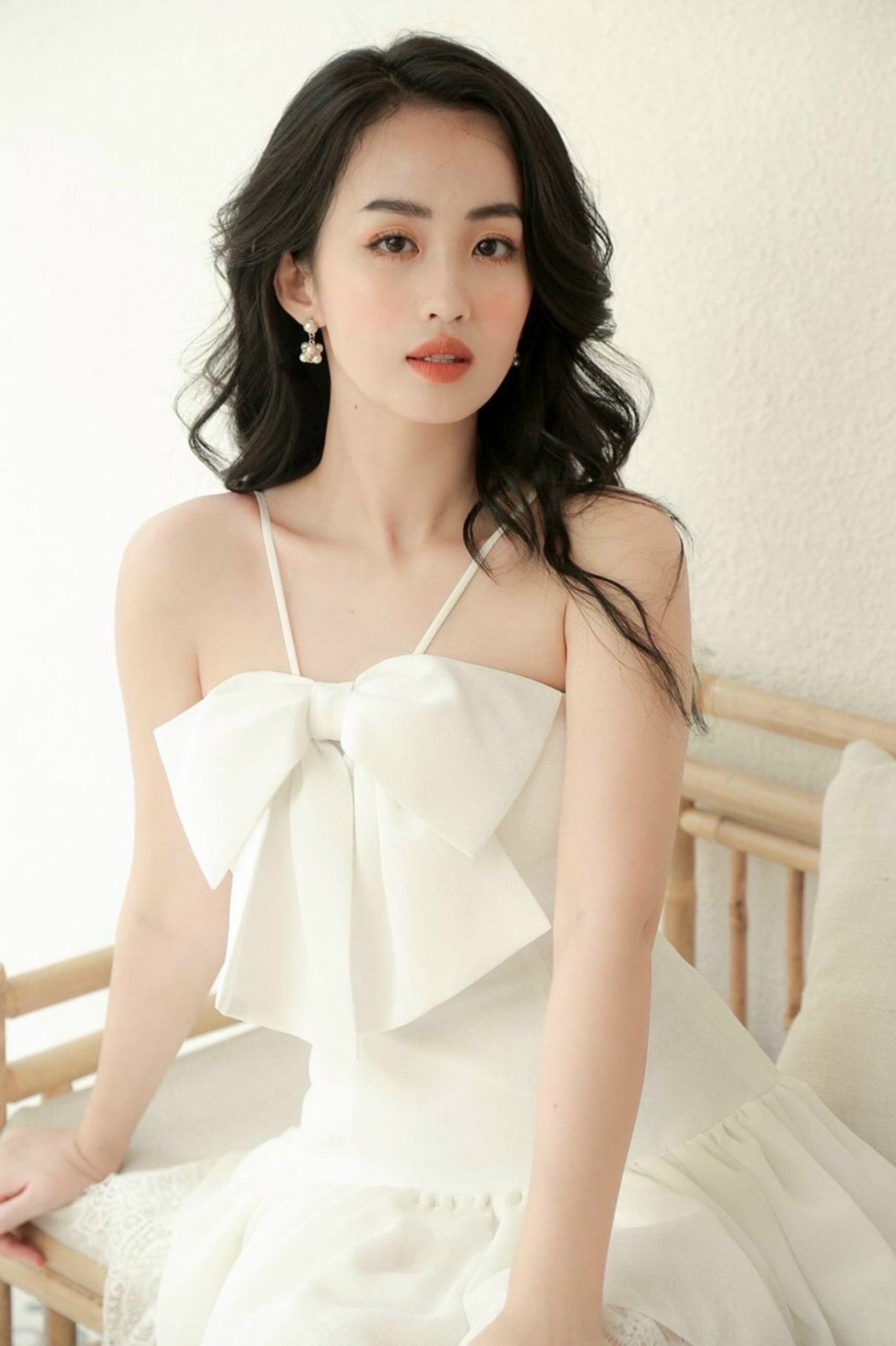 Đầm trắng 2s nơ phối chân ren