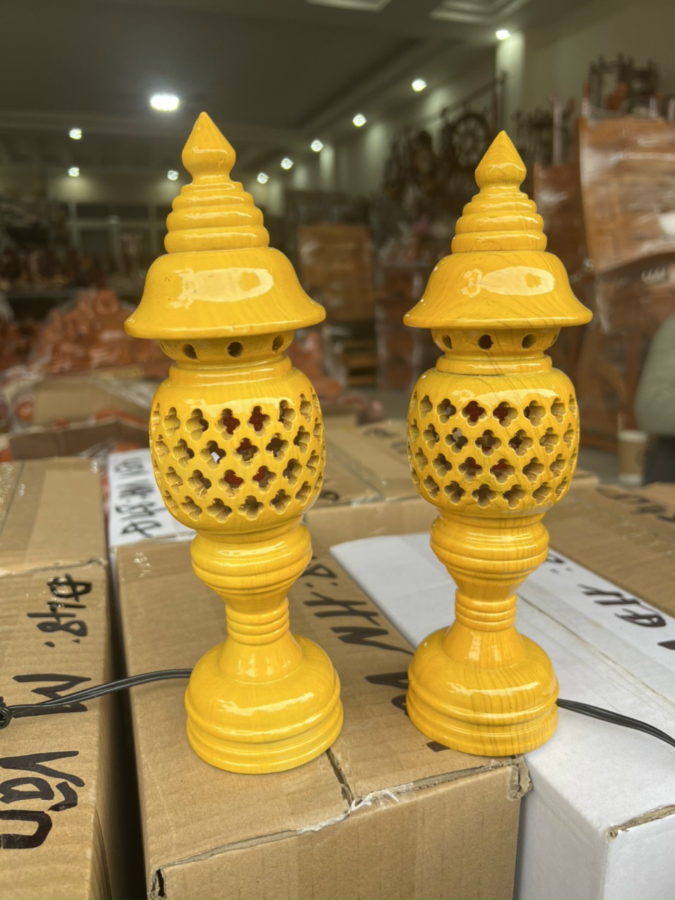Cặp đèn thờ tổ ông gỗ cao 48 màu vàng vân