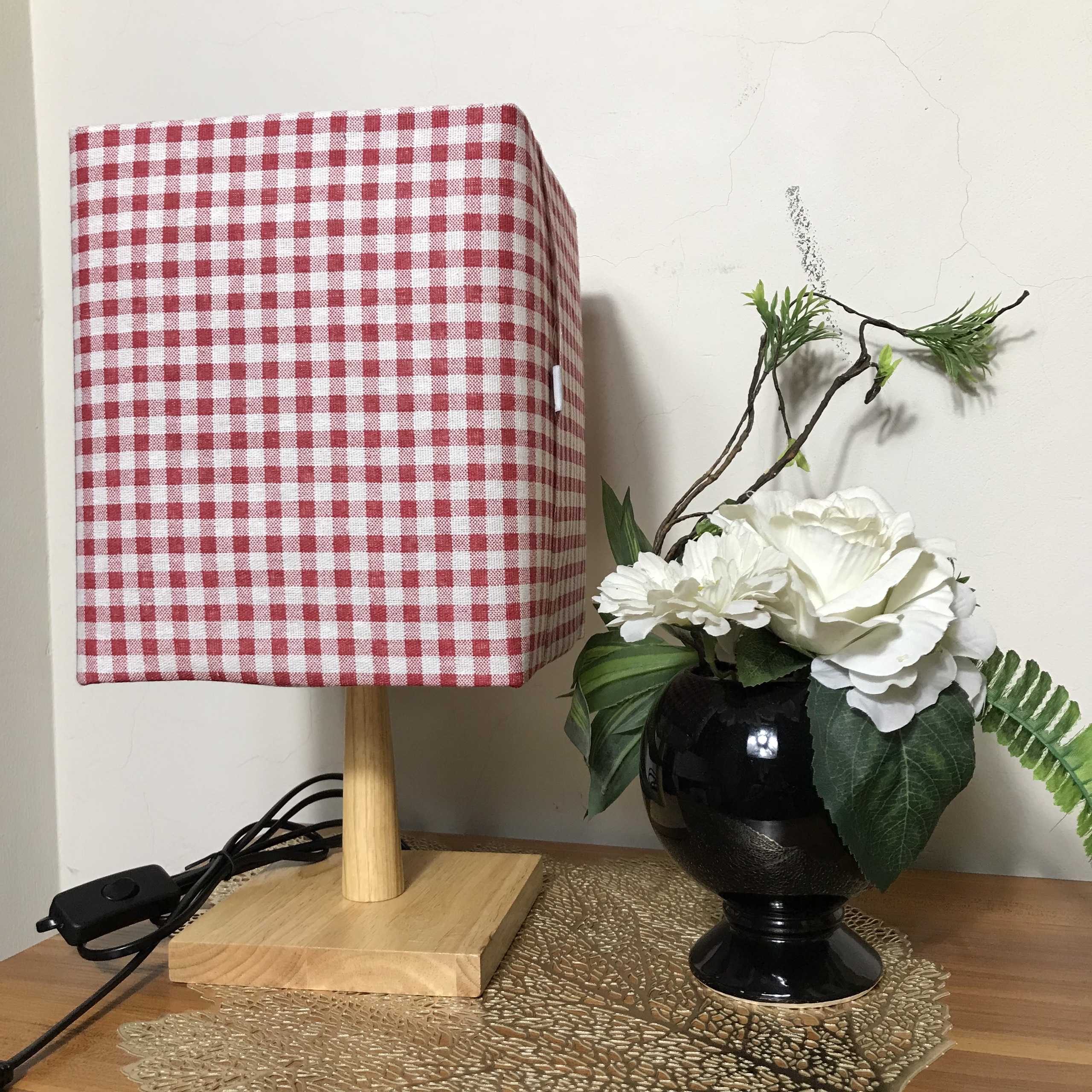 Đèn ngủ DB-A03 CARO ĐỎ, đèn bàn ngủ chân gỗ cao cấp, chao vải bố linen dễ thương, công tắc bật tắc, tặng kèm bóng