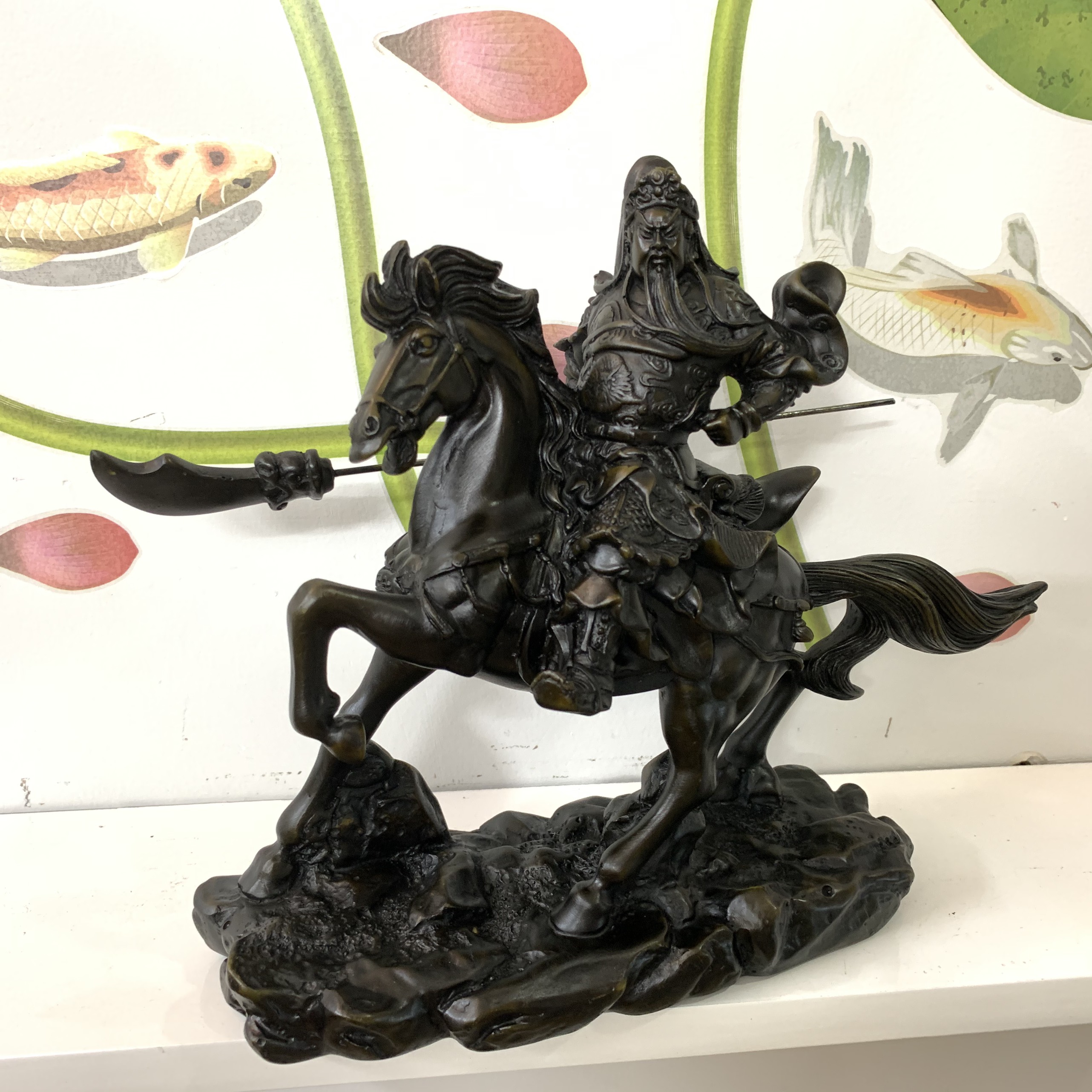 Tượng đá Quan Công cầm đao cưỡi ngựa phong thủy - Dài 25cm - Màu nâu đen - Đá composite