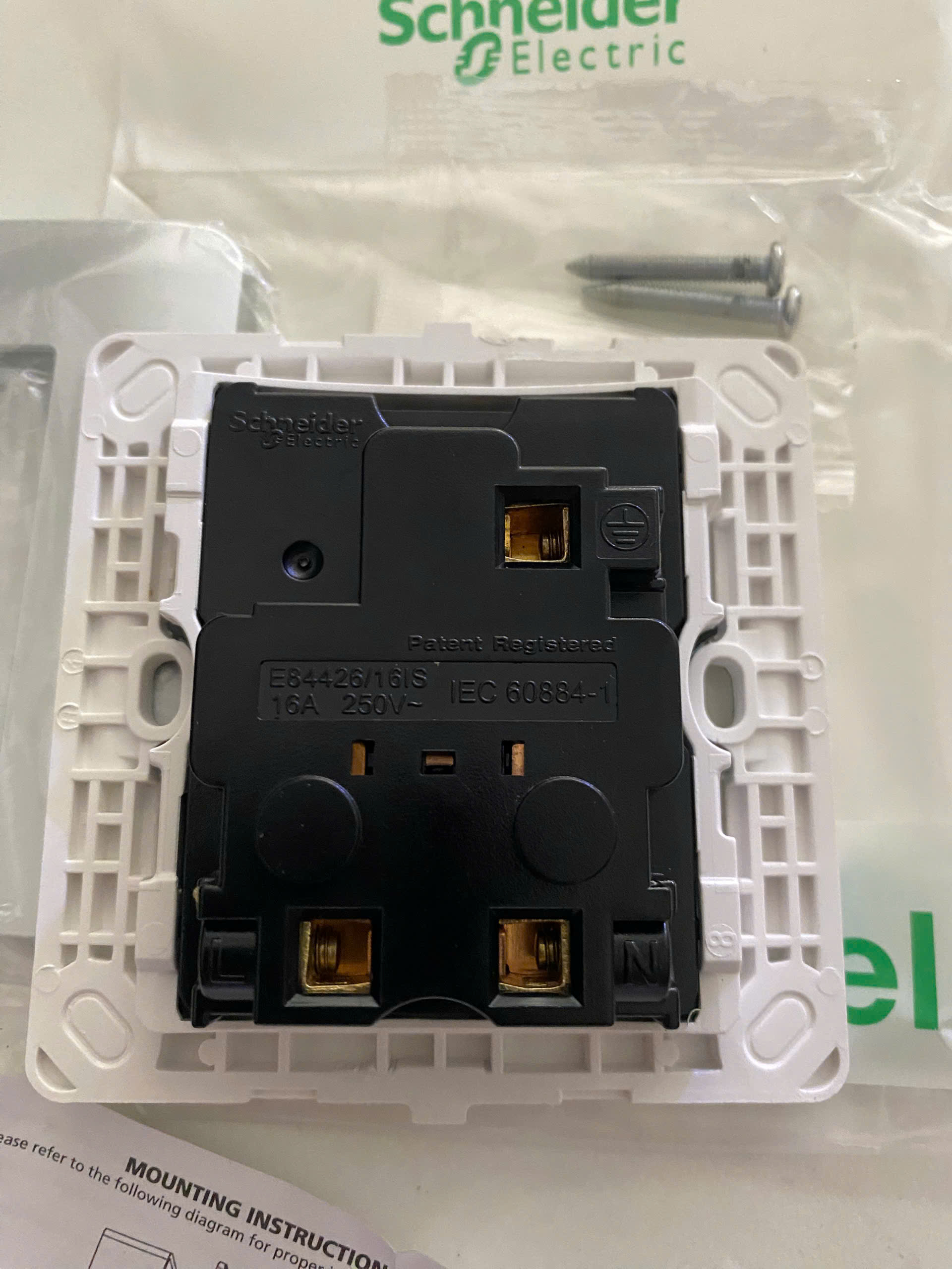 Ổ cắm đa năng Schneider E84426 16A Zencelo