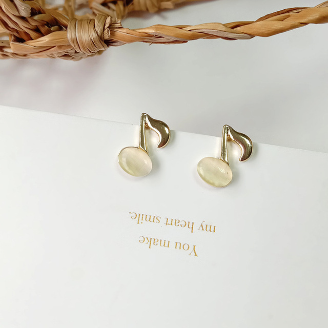 Bông tai kiểu dáng đặc sắc, nhiều họa tiết, phong cách thời trang