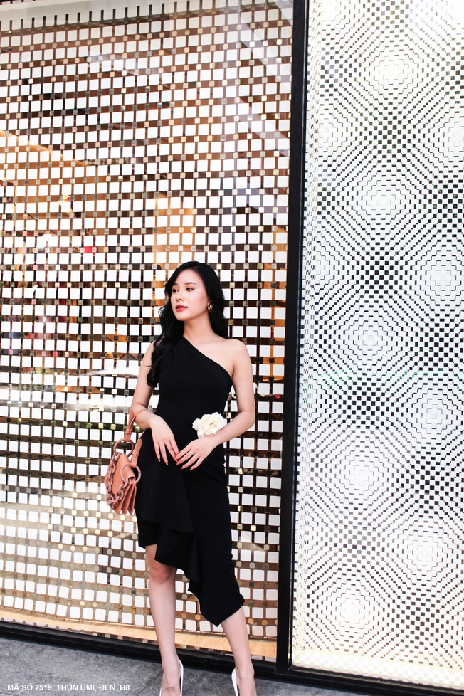 Đầm ôm vai xéo kèm hoa xinh xắn MS 2519