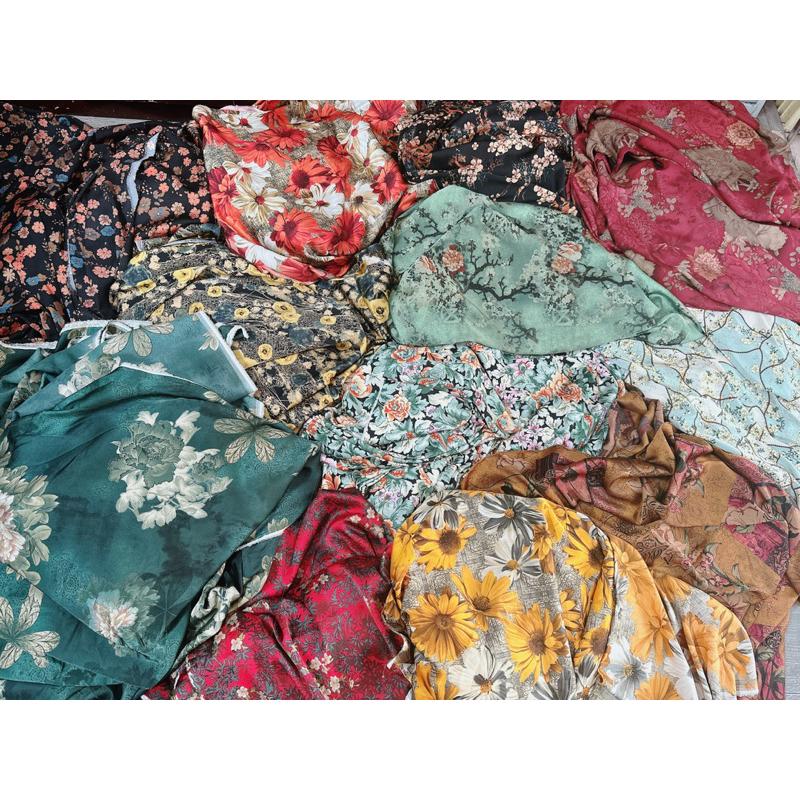 Vải lụa Pháp cao cấp mềm mịn suôn rũ co giãn nhẹ họa tiết hoa nhí trắng nền đỏ